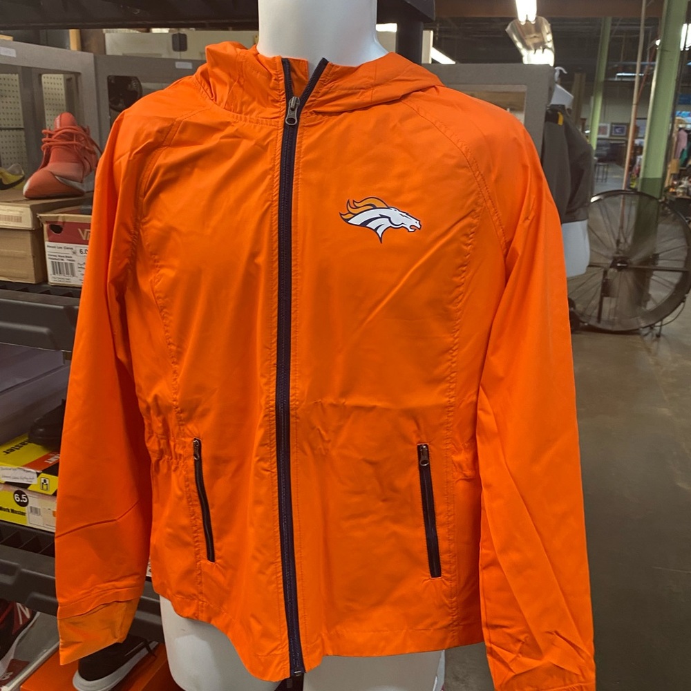 WOMEN’S NWT DENVER BRONCOS ZIP UP HOODED JACKET
